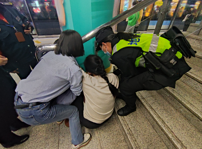 乘客们在地铁站里总是步履匆匆,累到摔倒的并不止马先生一人.