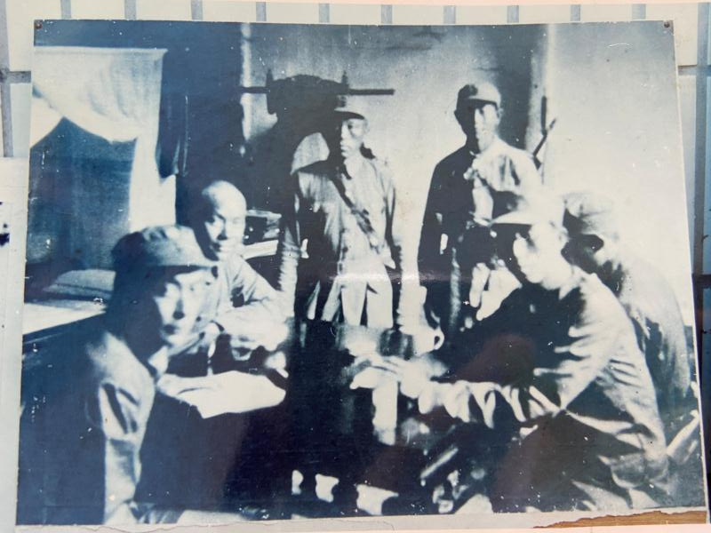 1940年7月3日，陈毅司令到郭村，与挺纵领导在一起
