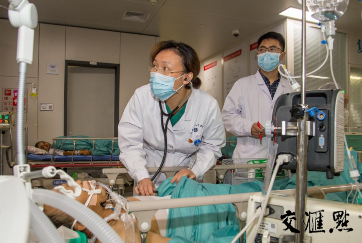 乔莉援鄂期间救治患者