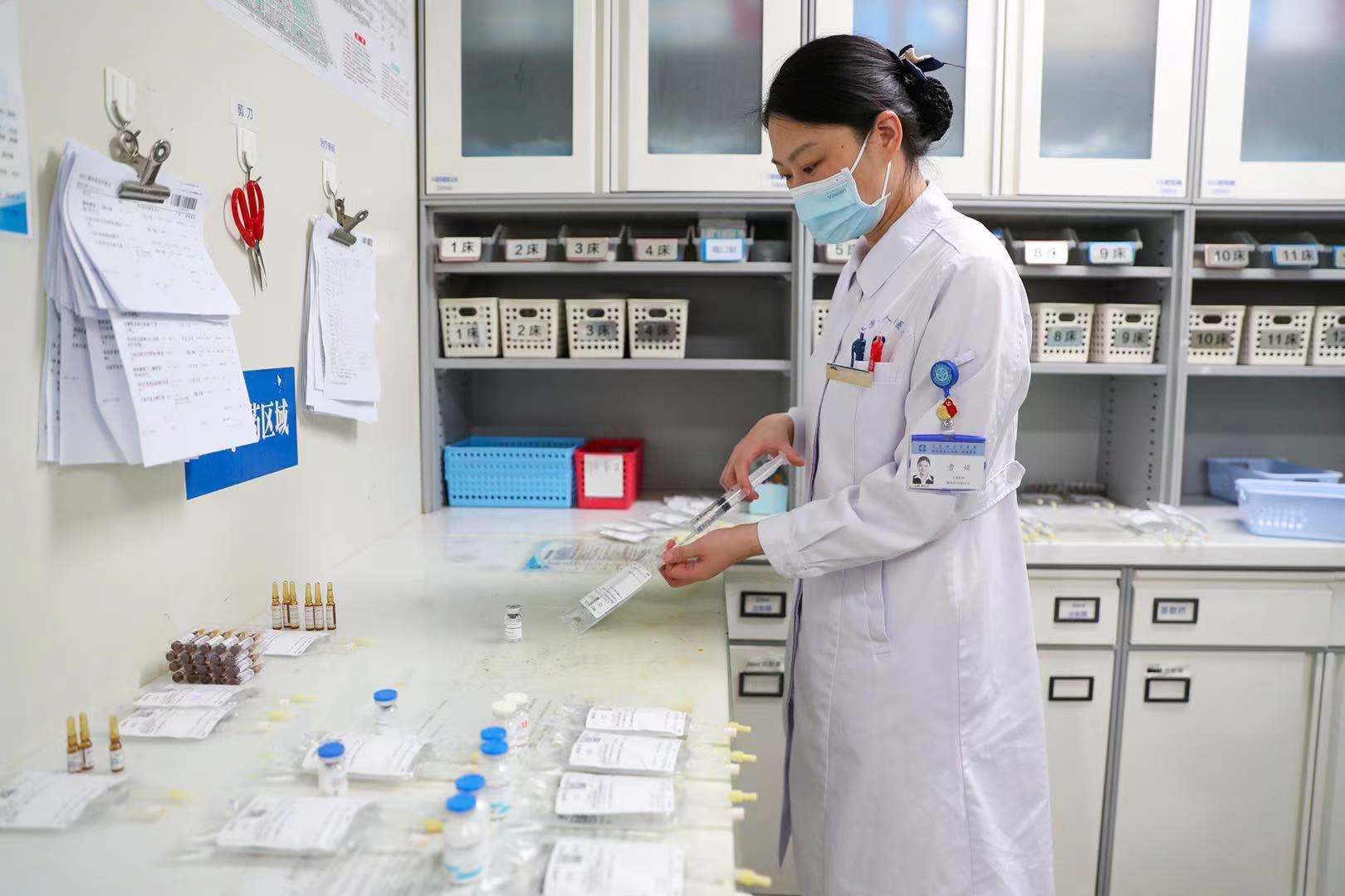 5月12日，江苏省人民医院胸外科监护病区，护士在为患者配药。5月12日，江