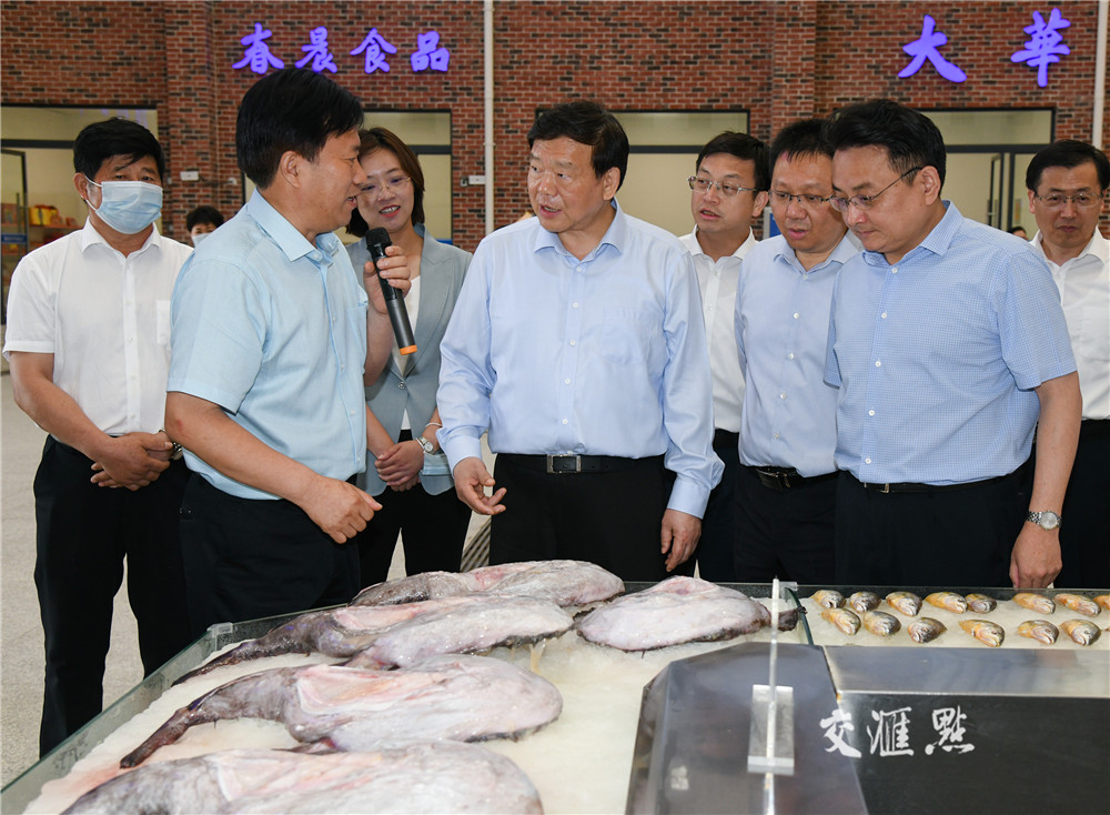 娄勤俭在盐城市射阳县黄沙港渔港小镇考察海鲜大卖场，了解鱼货交易情况。肖勇 摄
