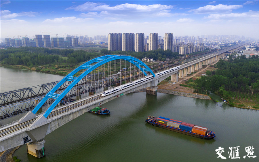 2021年2月8日，邳州东站随徐连高铁的开通而投入使用，这座苏北小城从运河时代跨入高铁时代。郭铮 摄