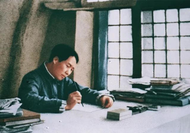 1938年，毛泽东同志在延安窑洞内撰写《论持久战》资料图