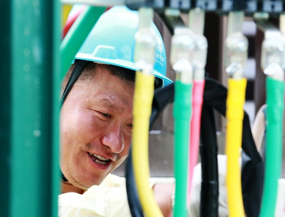 施工人员正在安装配电柜