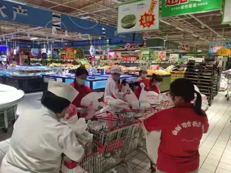 大润发超市30名员工连夜挑拣,打包民生保障物资 受访者供图