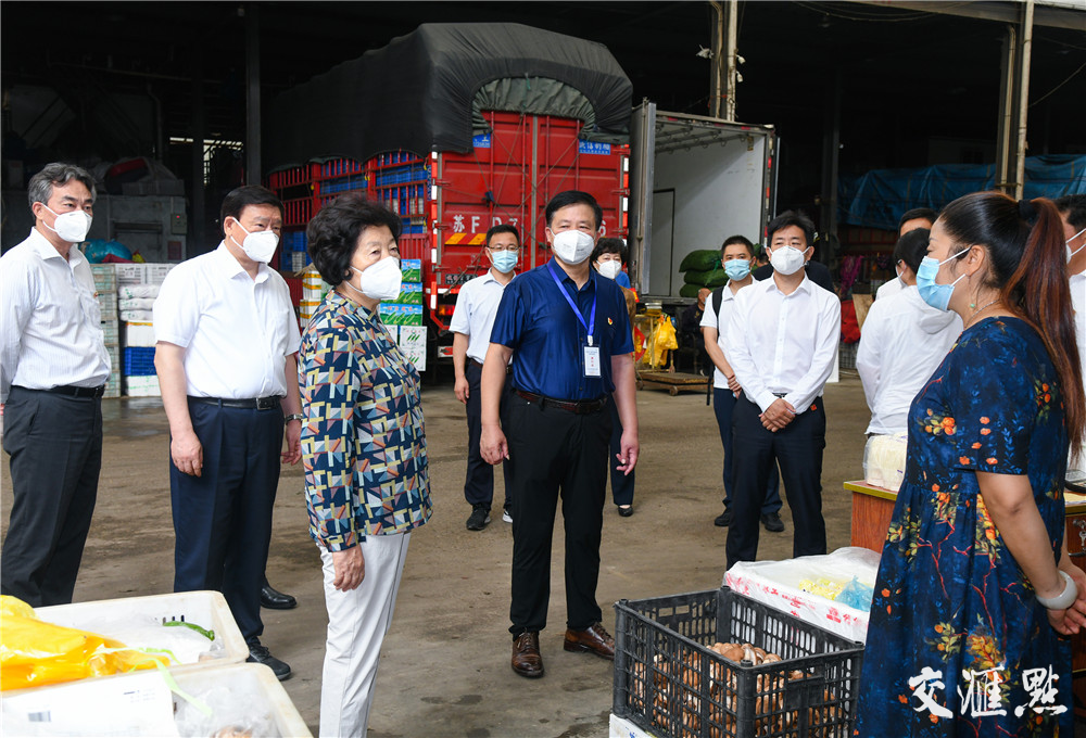 在江苏联谊农副产品批发市场，孙春兰了解蔬菜、肉类、禽蛋等居民生活必需品的采购、运输、销售以及市场环境消杀等情况。