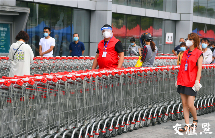 扬州大润发超市东区店志愿者在维持现场秩序。邵 丹摄