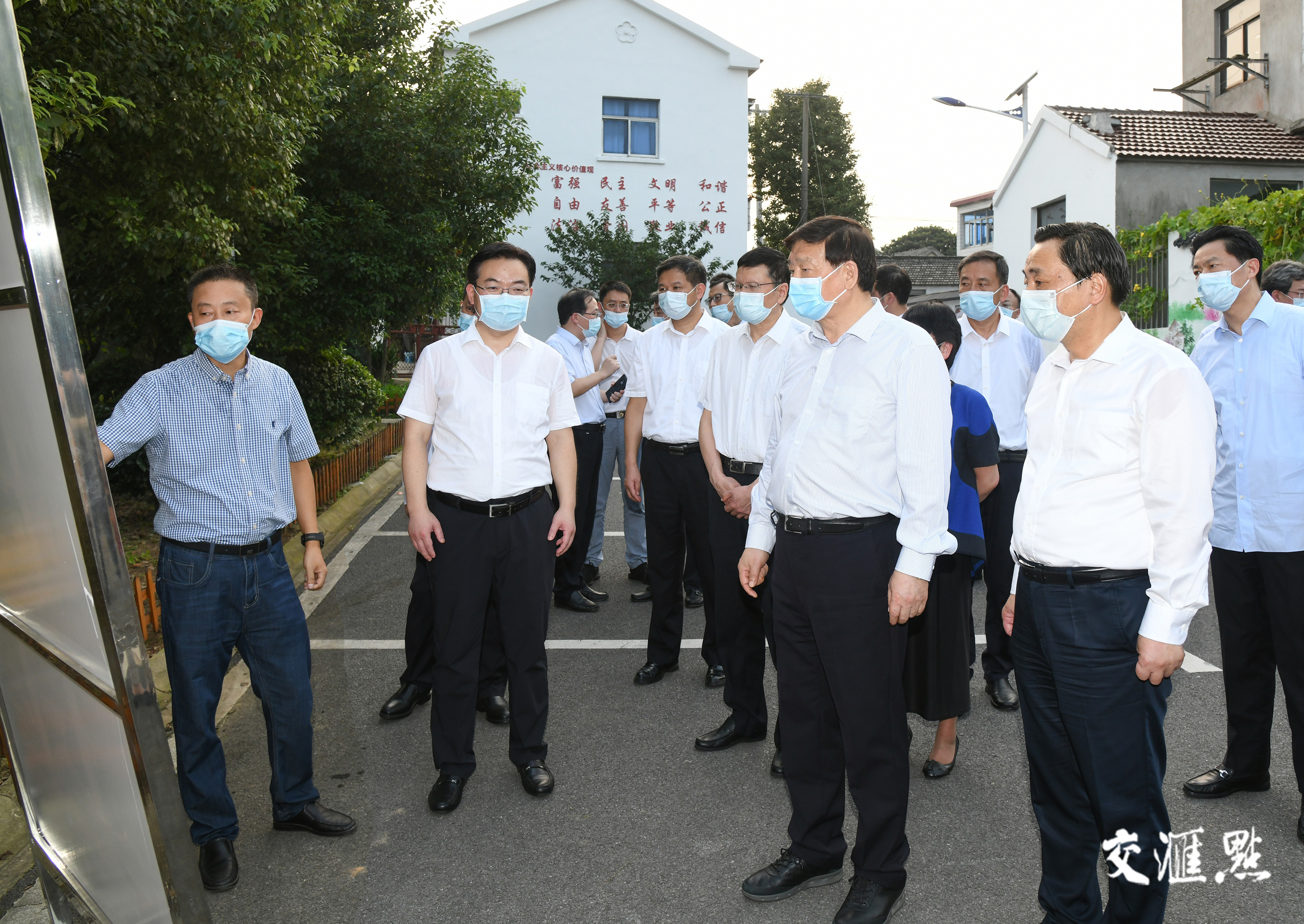 娄勤俭在镇江市高资镇水台村了解村民住房和农民增收情况