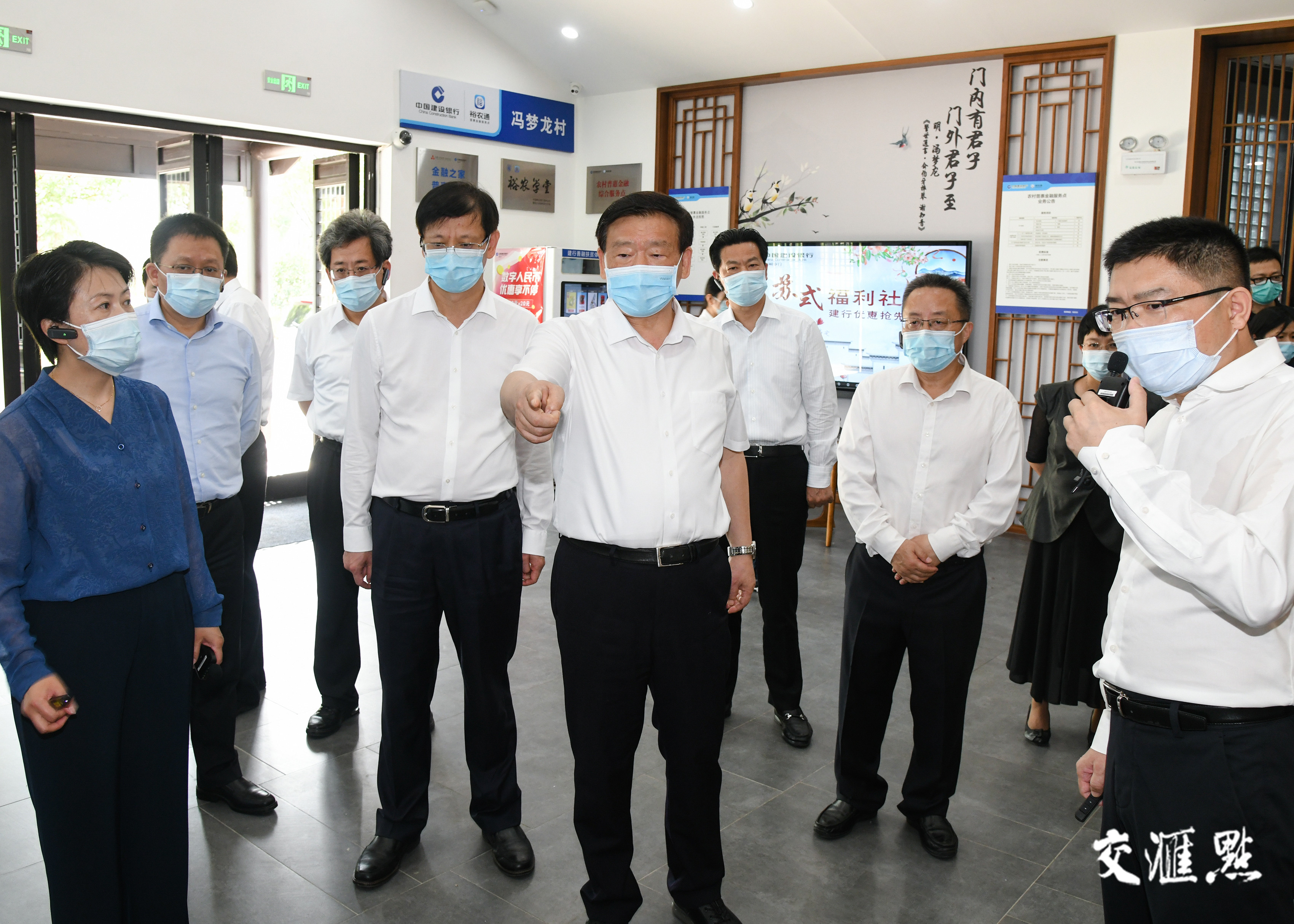 娄勤俭在苏州市黄埭镇冯梦龙村调研