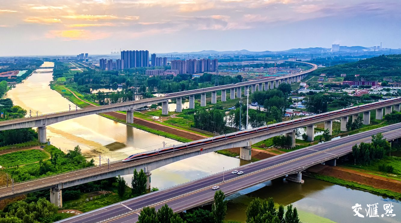 复兴号动车组列车在京沪高铁上运行. 李文伟 摄