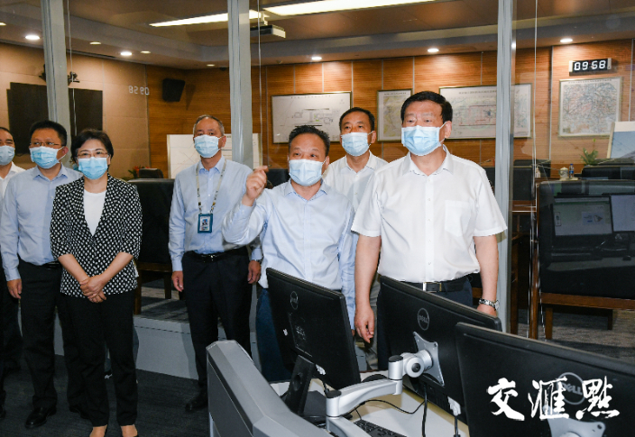 娄勤俭来到南京禄口国际机场AOC指挥中心，了解机场整体运行情况。