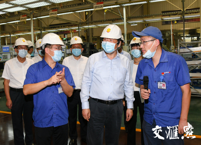 娄勤俭在潍柴动力扬州柴油机有限公司考察。