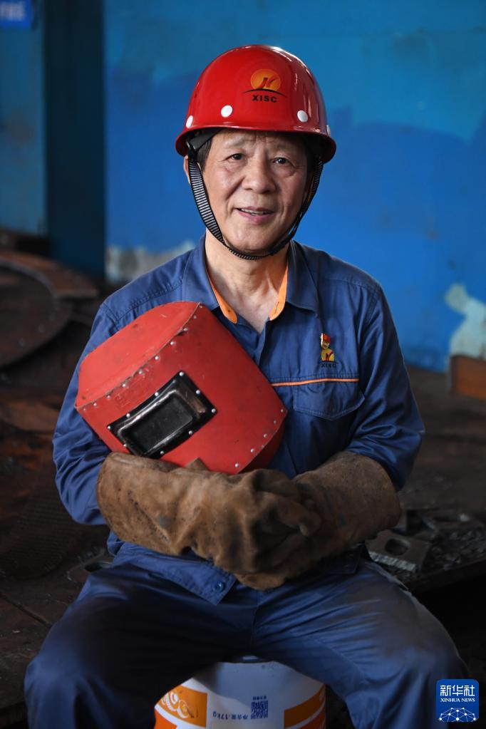 在湖南华菱湘潭钢铁有限公司厂房内拍摄的艾爱国（6月12日摄）。新华社记者 薛宇舸 摄
