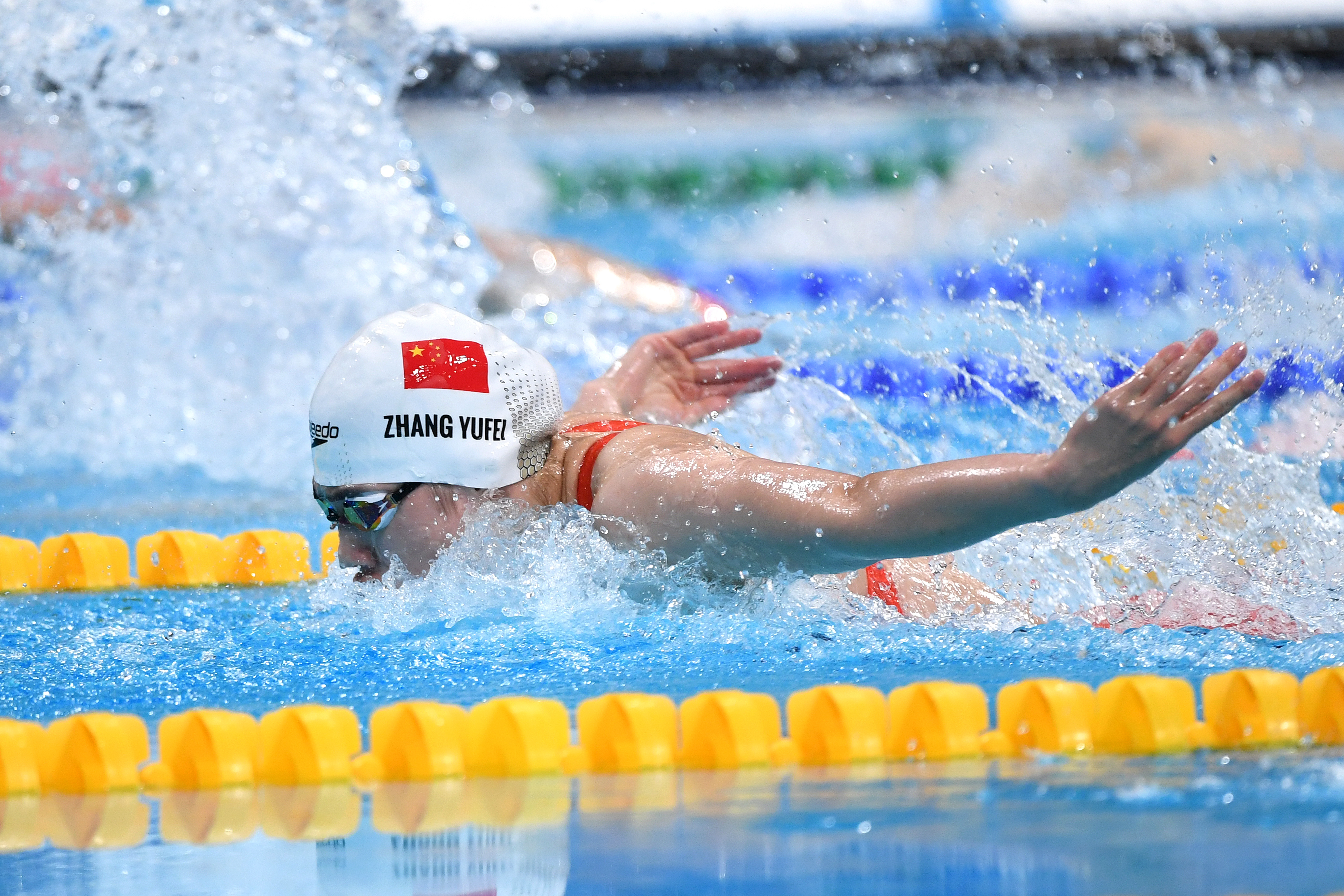 张雨霏在女子100米蝶泳中夺冠
