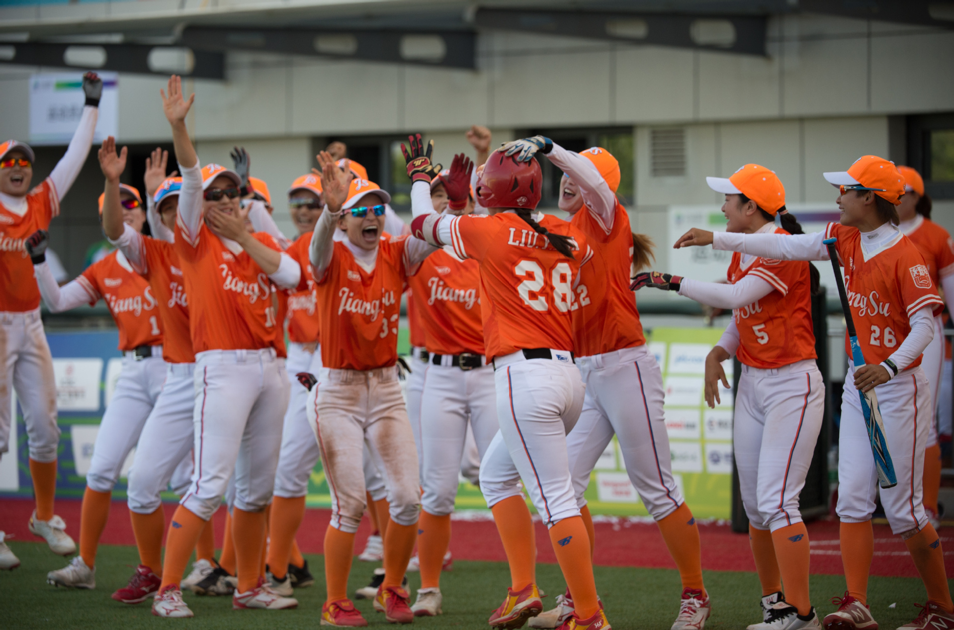 江苏女子垒球队庆祝三连冠（图片来源：新华社）