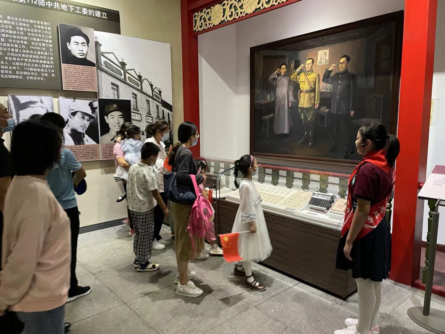 连云港市革命纪念馆，小讲解员张译丹为家长和孩子讲述革命故事