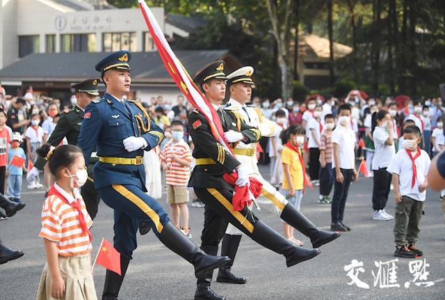 10月1日清晨，庄严肃穆的升旗仪式在南京雨花台烈士陵园举行
