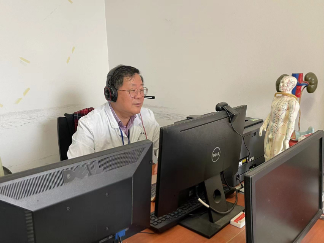 江苏省名中医、江苏省中医院肾科主任中医师孙伟正坐在电脑前，通过“云诊室”问诊。