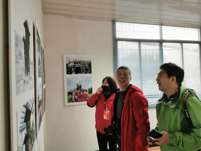 来参观展览的南京大学87届计算机系校友。张书豪 摄）
