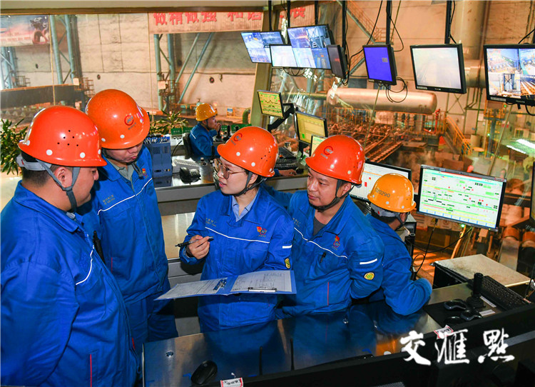 南京钢铁集团宽厚板厂热轧车间轧机操作室青年党员占了大多数，支部党员申报的国家专利就有13项，10项获得授权。 肖勇 摄