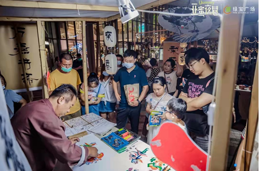 市民驻足观看特色摊位