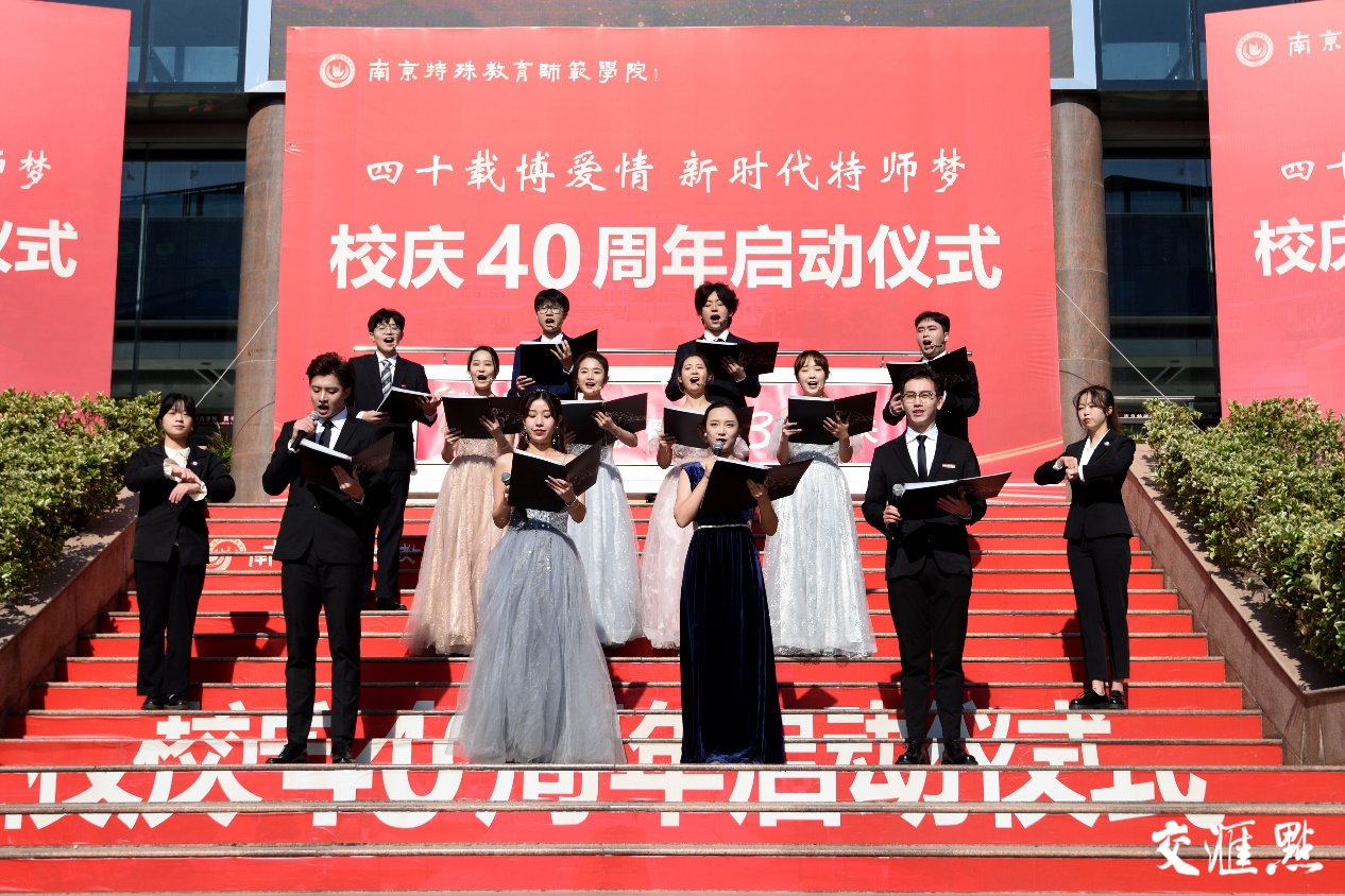 师生齐诵《博爱铭》