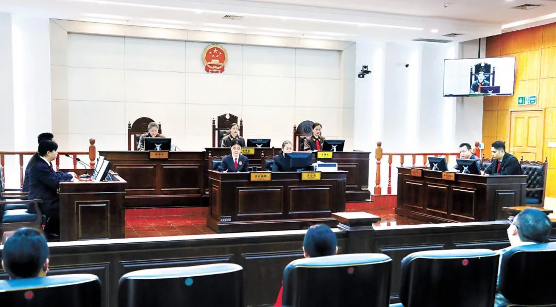 11月15日，湖北省武汉市中级人民法院公开宣判“百名红通人员”徐进贪污、受贿违法所得没收申请一案。图为庭审现场。李金星 摄