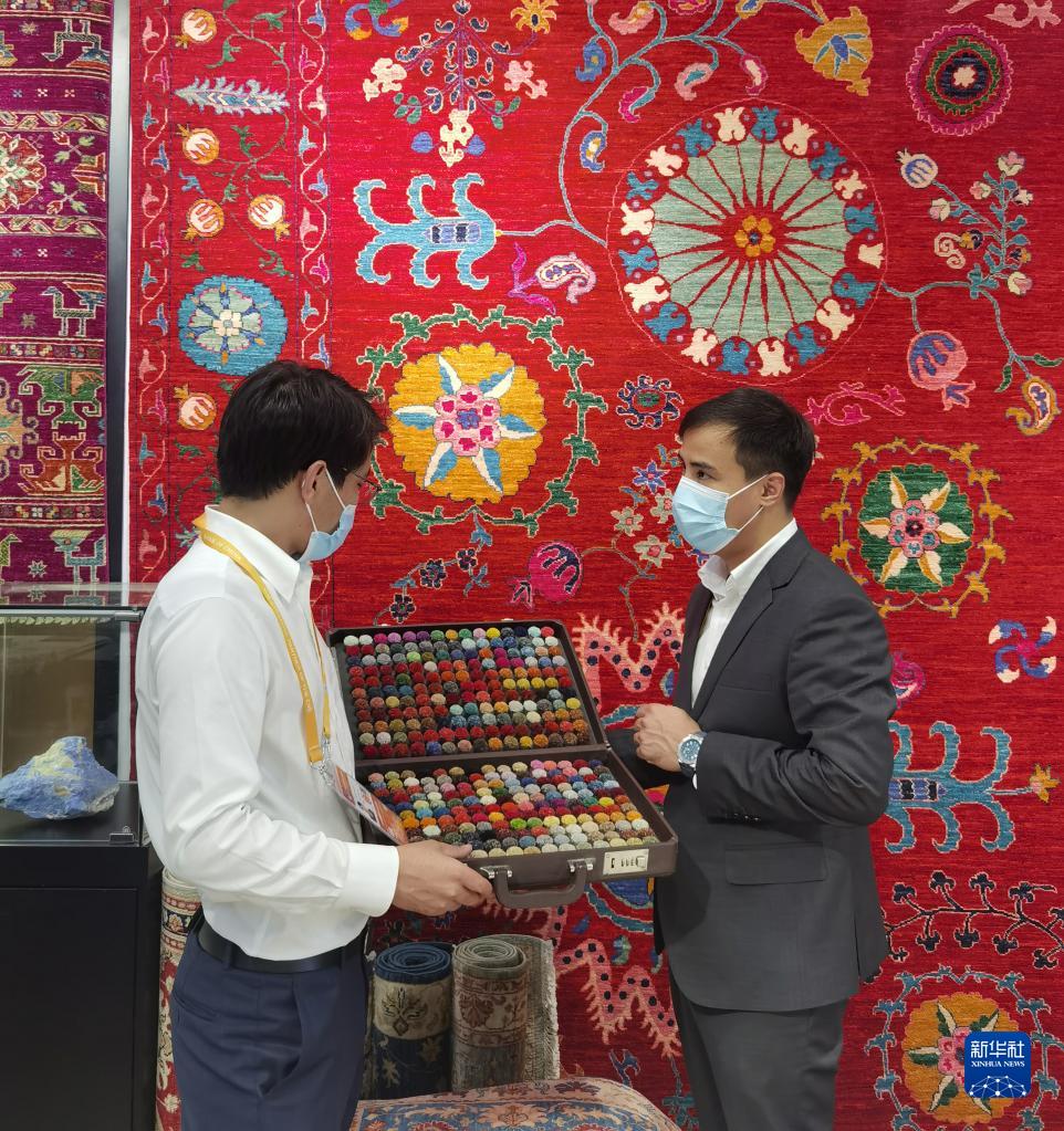 11月5日，阿富汗参展商阿里・法伊兹（右）在第四届进博会阿富汗手工羊毛地毯展台忙碌。新华社记者 吴宇 摄