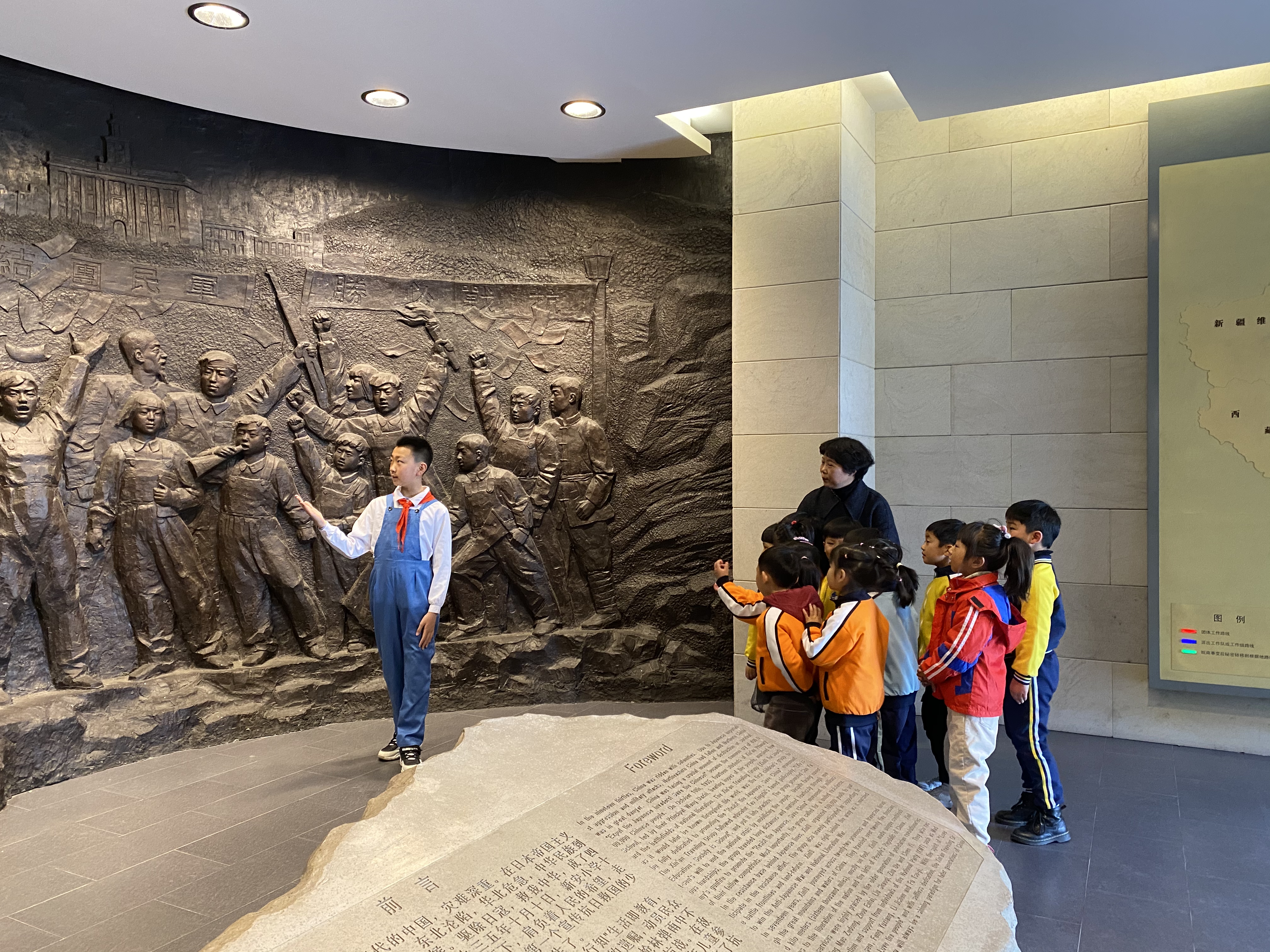 在新旅历史纪念馆，新安小学小好汉讲解员为幼儿园小朋友讲解新旅历史。