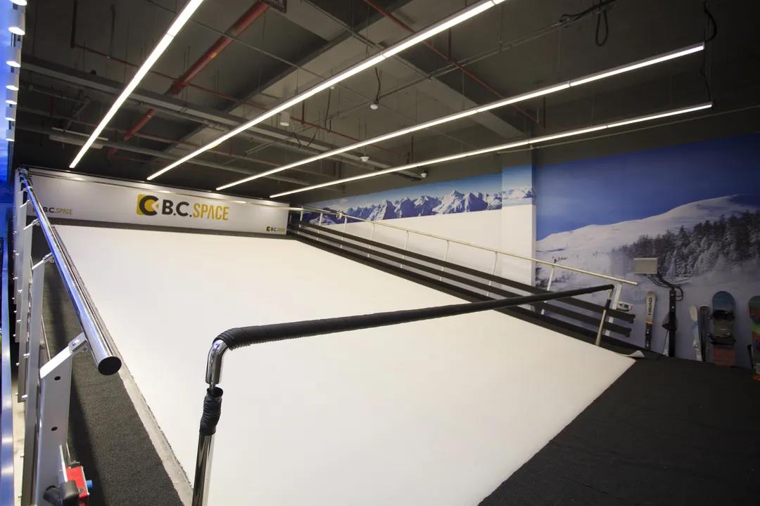 南京边城体育客户体验中心内的滑雪机