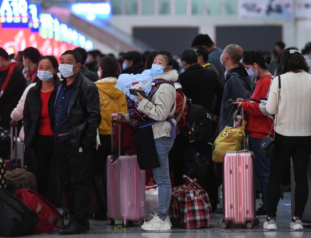 1月17日，旅客在深圳北站候车。新华社记者 梁旭 摄