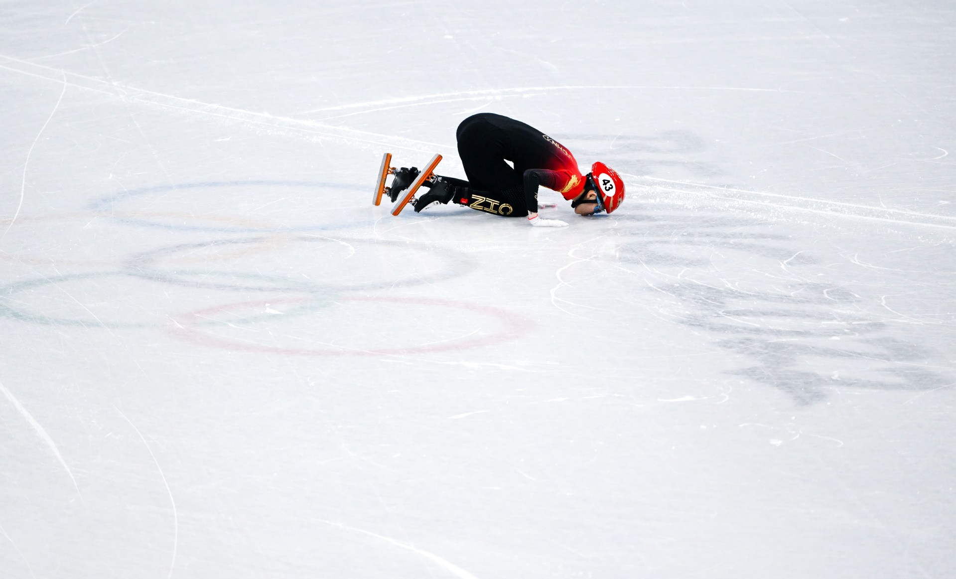 范可新在短道速滑女子3000米接力后亲吻冰面