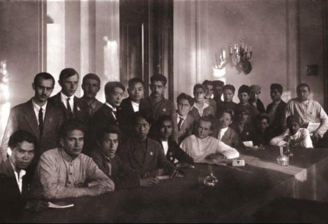 张太雷（后排左5）和瞿秋白（后排左4）参加共产国际第三次代表大会
