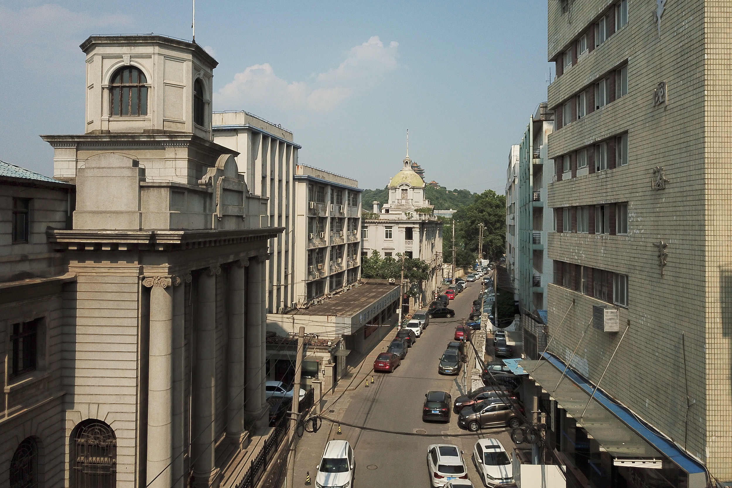 下关江边的大马路有多座近现代建筑，远处为江苏邮政管理局旧址，近处为中国银行南京分行旧址。视觉中国 供图
