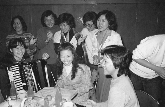 1983年3月19日，新加坡佳音合唱团的演员同中国歌剧演员在北京民族文化宫举行联欢。这是两国演员在一起共唱中国歌曲《年轻的朋友来相会》。 