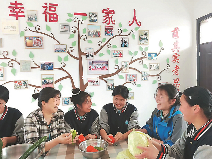 “山妈”徐玲玲（左一）和孩子们在一起。