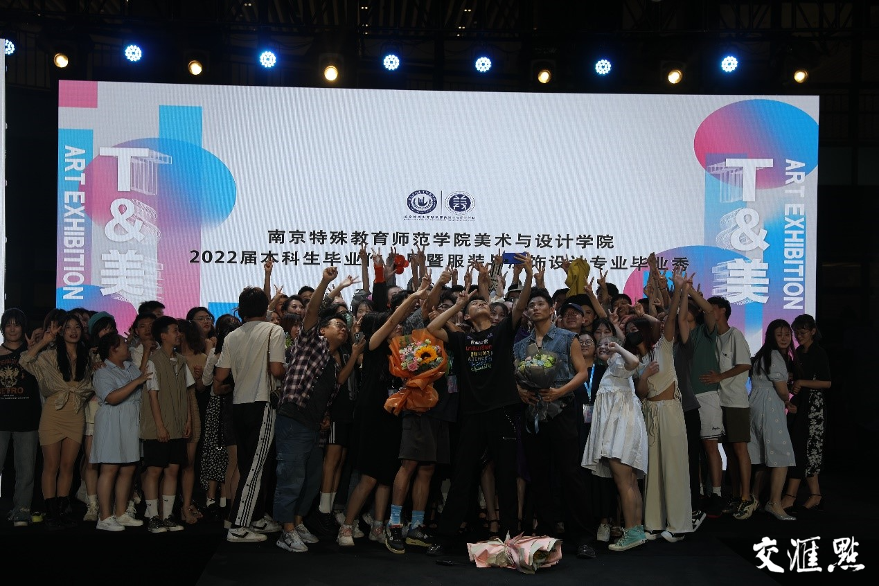 梁好 摄