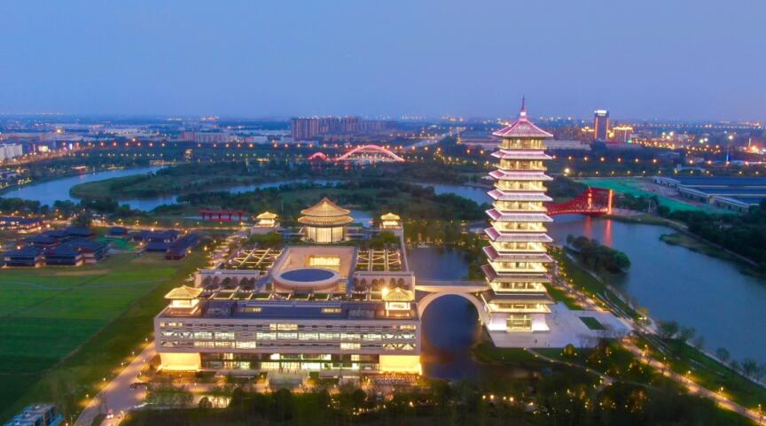 资料图：2021年6月15日，扬州中国大运河博物馆华灯璀璨，与三湾生态湿地景观交相辉映。新华日报·交汇点记者 余萍 摄
