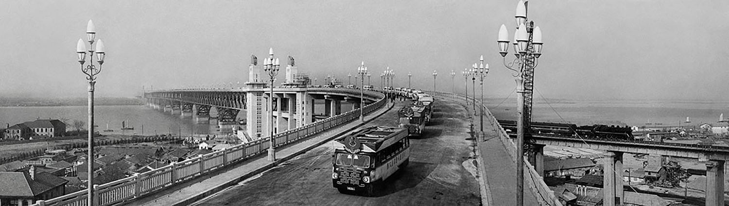 1968年 长江大桥通车典礼车队过大桥  晓庄 摄
