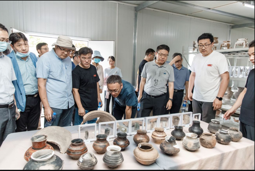 与会代表参观常州寺墩遗址文物库房