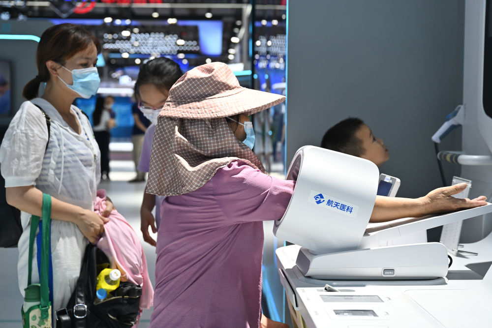 7月22日，观众在第五届数字中国建设成果展览会上体验智慧医疗项目。新华社记者 周义 摄