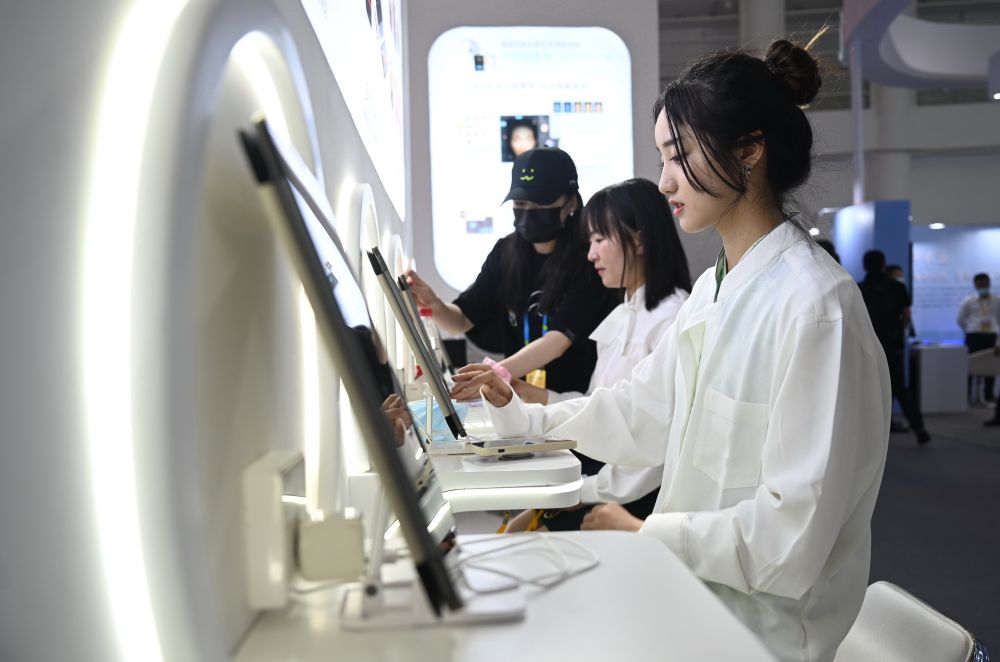 7月22日，参观者在第五届数字中国建设成果展览会上体验虚拟试妆。新华社记者 林善传 摄