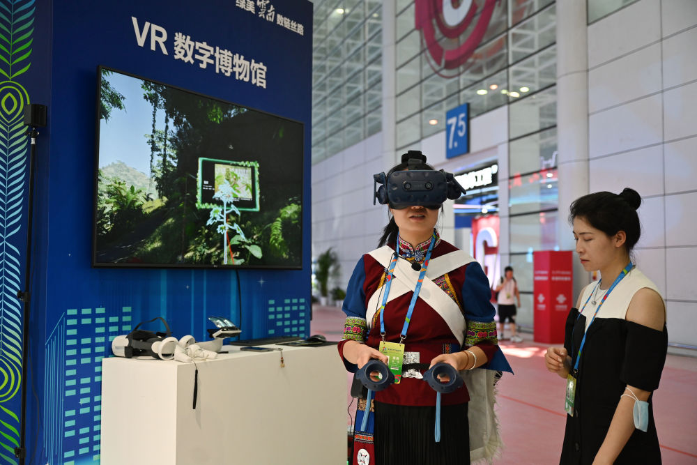 7月22日，观众在第五届数字中国建设成果展览会上体验VR数字博物馆项目。新华社记者 周义 摄