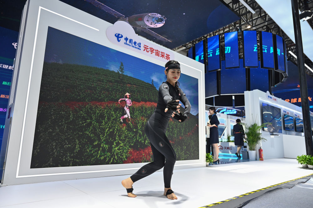 7月22日，工作人员在第五届数字中国建设成果展览会上展示“元宇宙采茶”项目。新华社记者 周义 摄