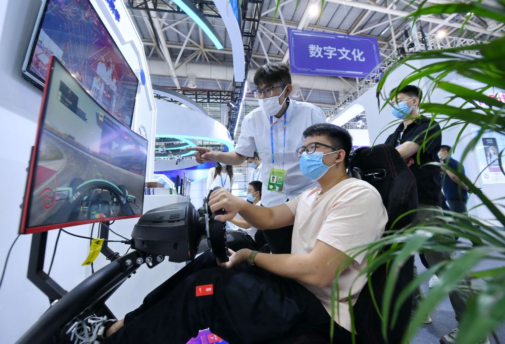 7月22日，观众在第五届数字中国建设成果展览会上体验模拟赛车。新华社记者 林善传 摄