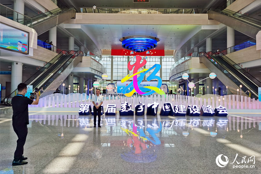 22日，第五届数字中国建设成果展览会吸引不少群众来打卡。人民网 刘卿摄