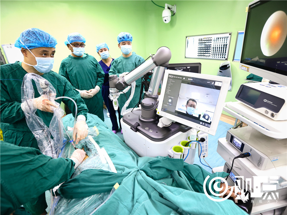 来自江苏的杨杰医生正在江苏援疆三级甲等综合医院新疆克州人民医院内做5G远程超声机器人引导下经皮肾穿刺碎石取石术。