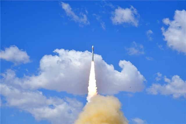 7月27日12时12分，力箭一号运载火箭在我国酒泉卫星发射中心成功首飞，并顺利将空间新技术试验卫星、轨道大气密度探测试验卫星、低轨道量子密钥分发试验卫星、电磁组装试验双星和南粤科学星6颗卫星送入预定轨道，发射任务获得圆满成功。新华社发（汪江波 摄）