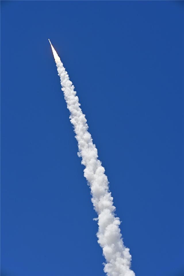 7月27日12时12分，力箭一号运载火箭在我国酒泉卫星发射中心成功首飞，并顺利将空间新技术试验卫星、轨道大气密度探测试验卫星、低轨道量子密钥分发试验卫星、电磁组装试验双星和南粤科学星6颗卫星送入预定轨道，发射任务获得圆满成功。新华社发（汪江波 摄）