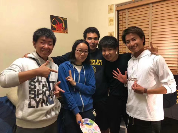 我在宿管的房间庆祝二十岁生日。从左到右: Mizuki Hirayama、我、宿管(Christopher Palacios)、上古早太(Sota Kamitani)、Soichiro Kondo. Hana Kitawatase。